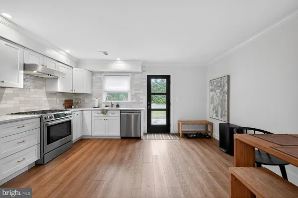 10 E SUTTON AVE