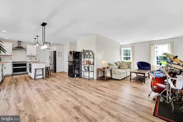 214 LOGHES DR