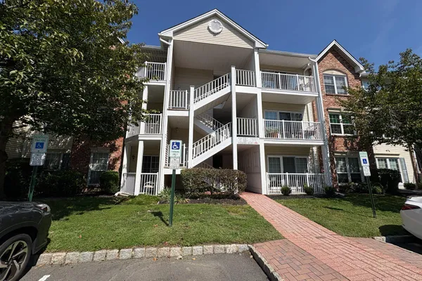 32 VERSAILLES CT