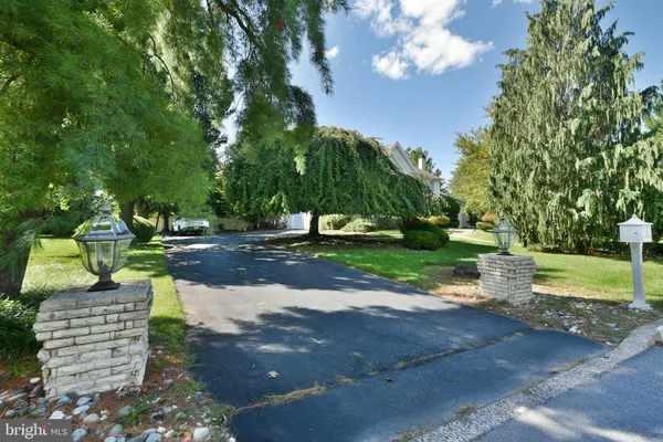 47 LORETTA CIR