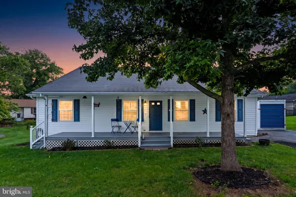 4 HUNTINGDON LN