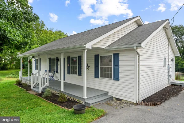 4 HUNTINGDON LN