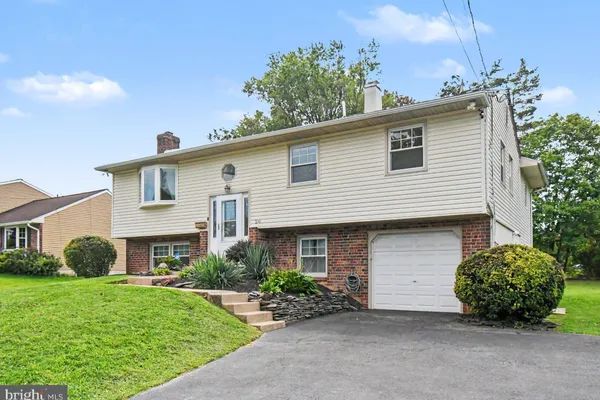 24 SCHOOL LN