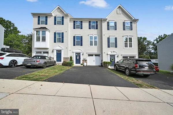 1815 HONEYSUCKLE CT