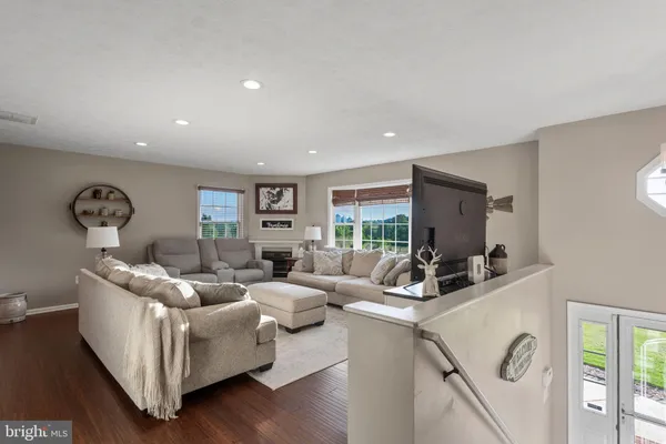 215 GREEN HILLS LN