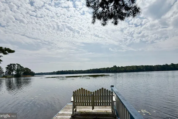 312 SW LAKESHORE DR