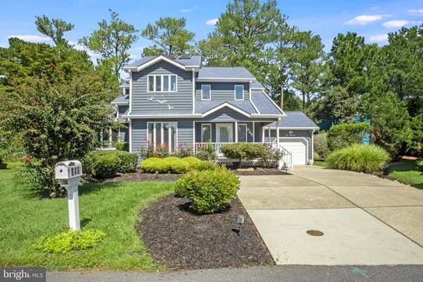 848 GLEN DR