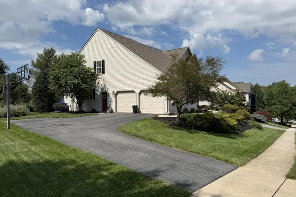 109 E GREENBRIAR DR
