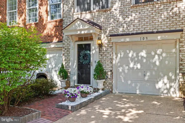 109 MARTIN LN