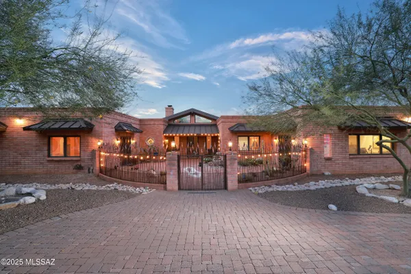 925 N RANCHO DEL JEFE LOOP