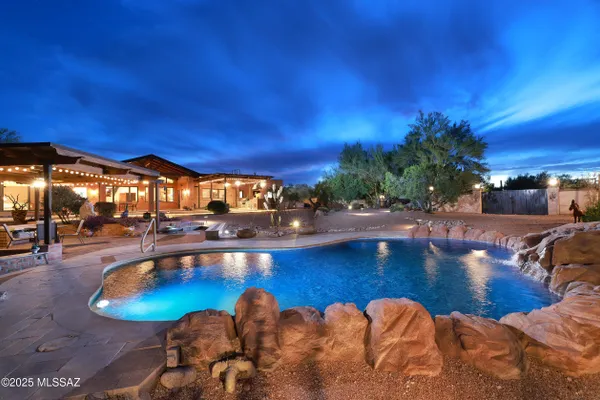 925 N RANCHO DEL JEFE LOOP