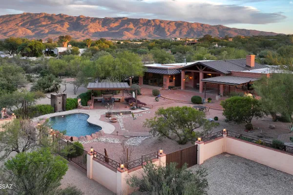 925 N RANCHO DEL JEFE LOOP