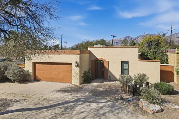 4711 E SILVER PL
