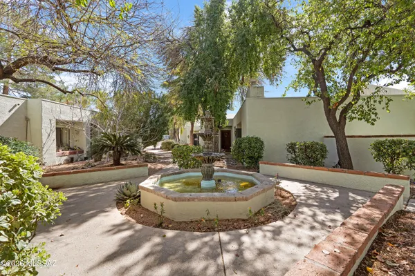 7840 N LA CANADA DR