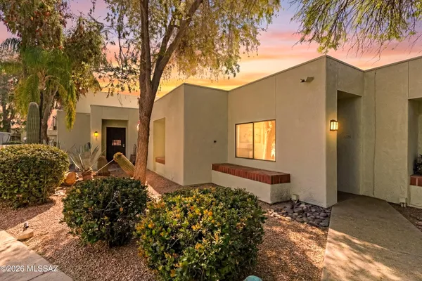7840 N LA CANADA DR