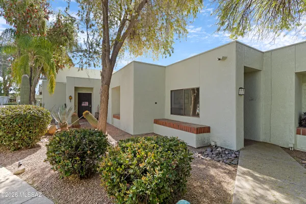 7840 N LA CANADA DR