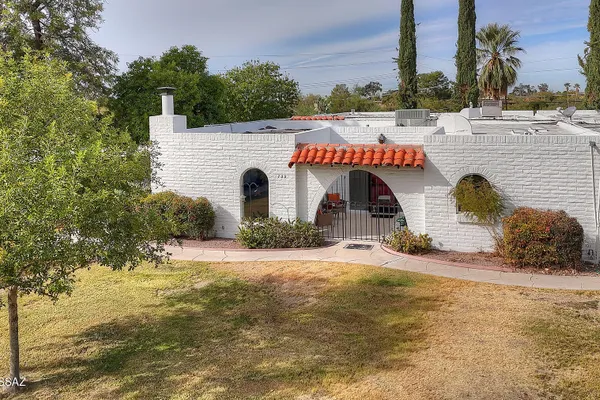 729 W LAS LOMITAS RD