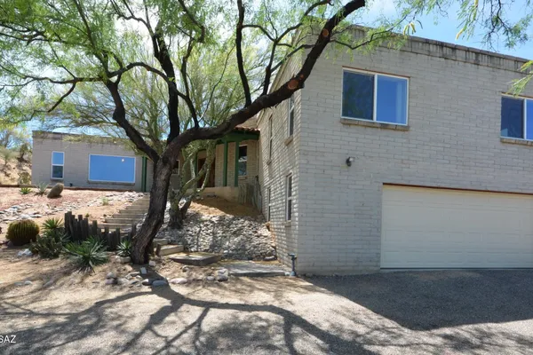 745 W BANGALOR DR