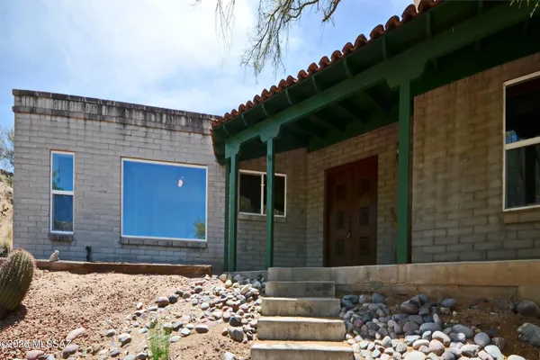 745 W BANGALOR DR