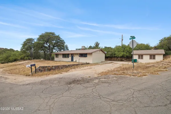 940 W ROBLES ST