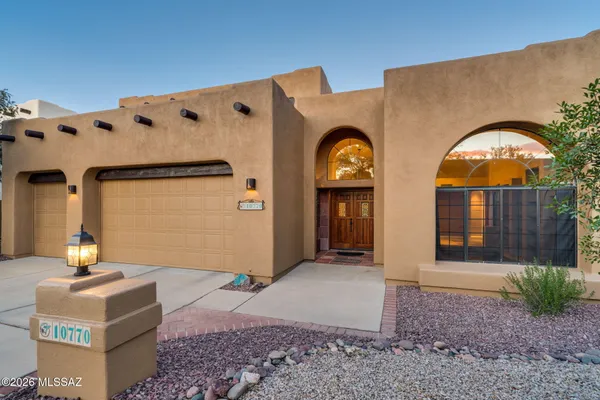 10770 N LA QUINTA DR