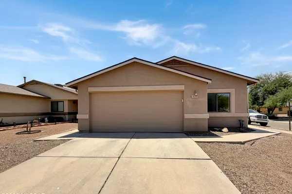 1657 W WOOD CREST CT