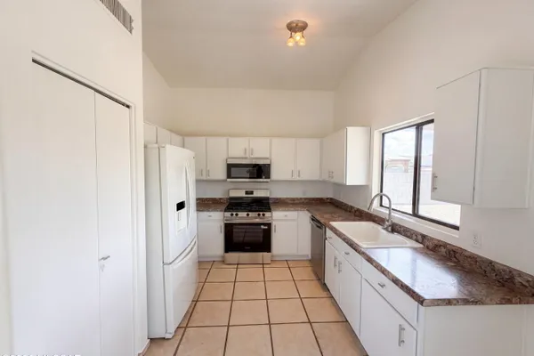 1657 W WOOD CREST CT