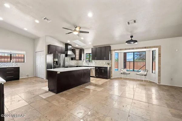 824 N DUSENBURG AVE