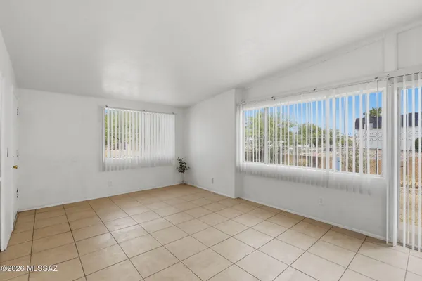 1105 E GARDEN LOOP