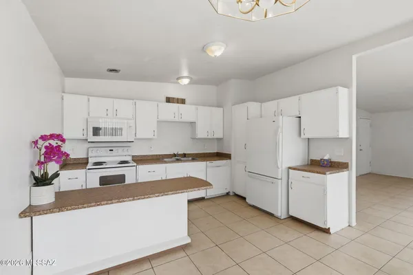 1105 E GARDEN LOOP