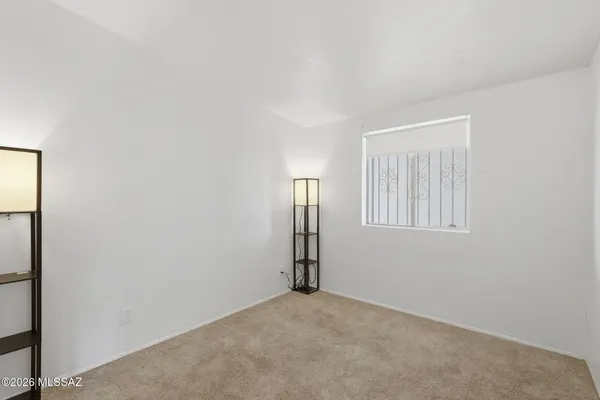 1105 E GARDEN LOOP