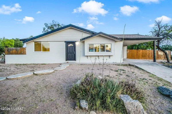 8202 E KENYON DR
