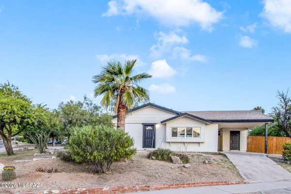 8202 E KENYON DR