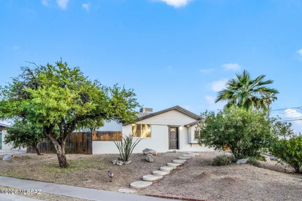 8202 E KENYON DR