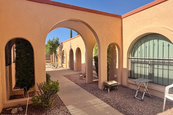 102 W CALLE DEL ANO