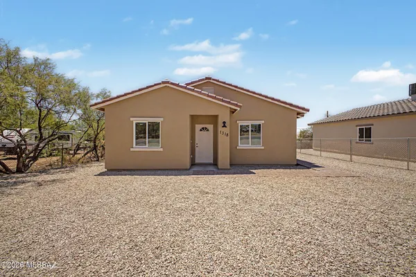 1318 E SUNCREST DR
