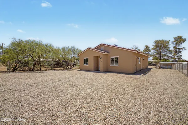 1318 E SUNCREST DR