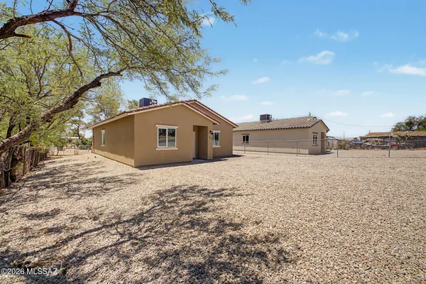 1318 E SUNCREST DR