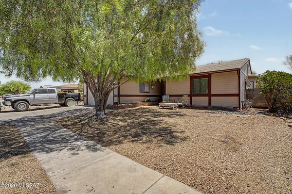 1951 W CABERNET DR