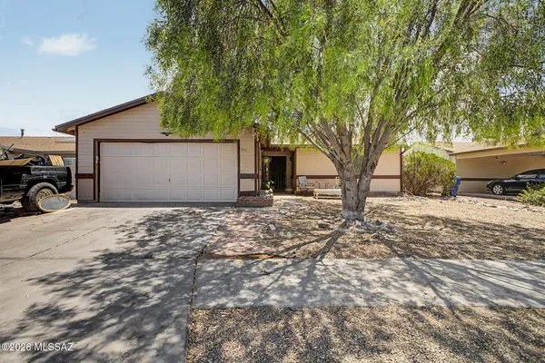 1951 W CABERNET DR