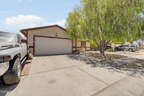 1951 W CABERNET DR