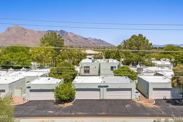 7832 N LA CANADA DR