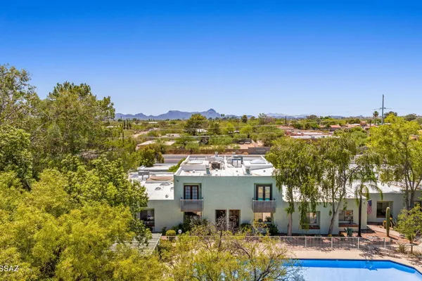 7832 N LA CANADA DR