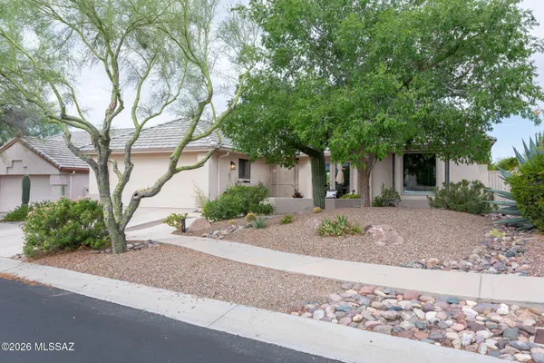 1138 W MASTERS CIR