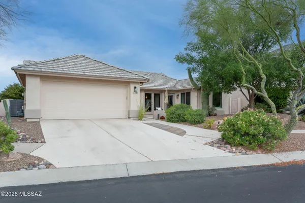 1138 W MASTERS CIR