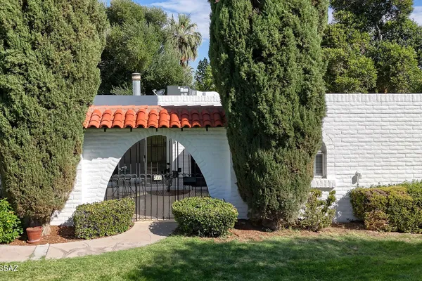 711 W LAS LOMITAS RD