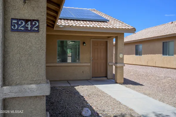 5242 W CANYON TOWHEE ST