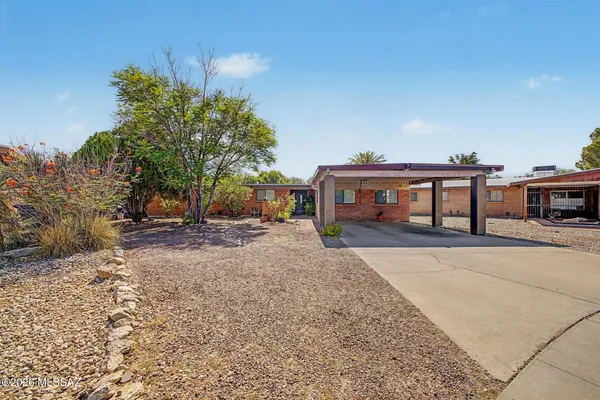 7502 E LEE PL