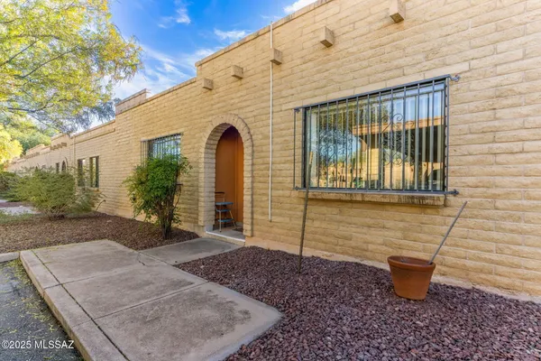 2825 W JENNIE LN