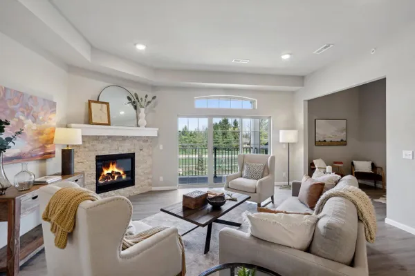 2836 FOX LAKE CIR 201 / 04